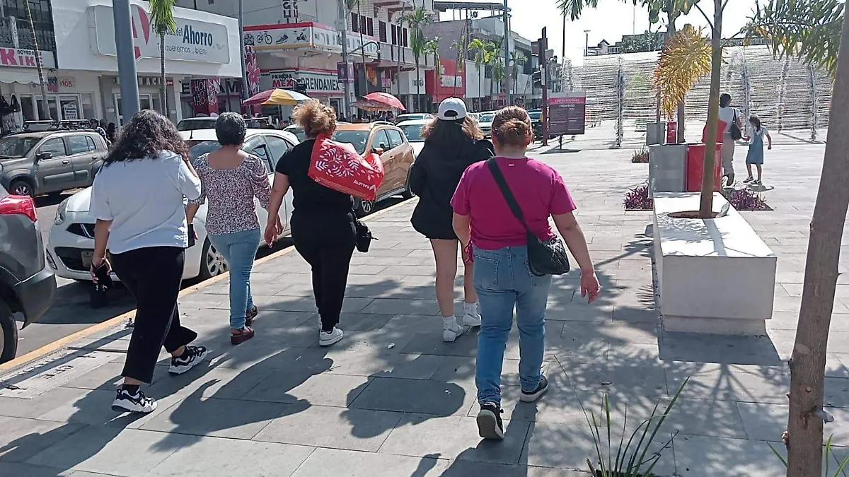 Mujer caminando en el parque de Tapachula